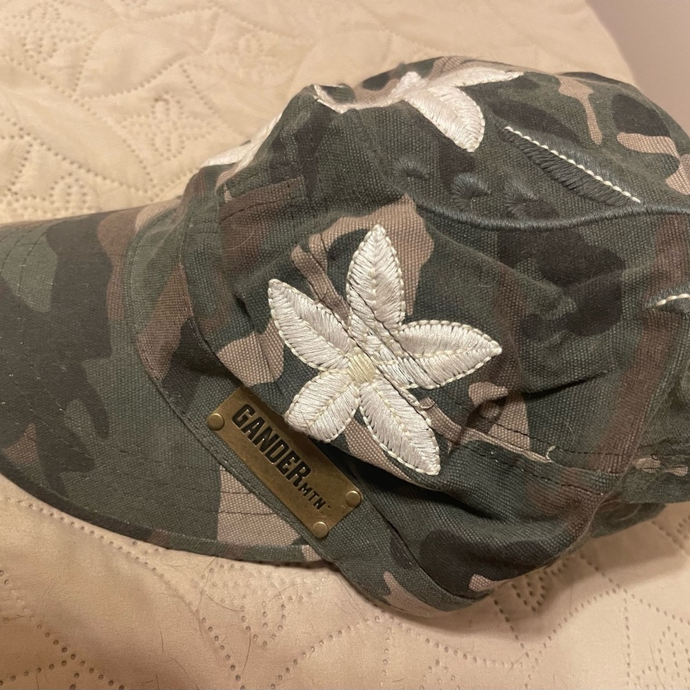 New rare Gander Mountain Mtn camo outdoors hat with white embroidered flowers